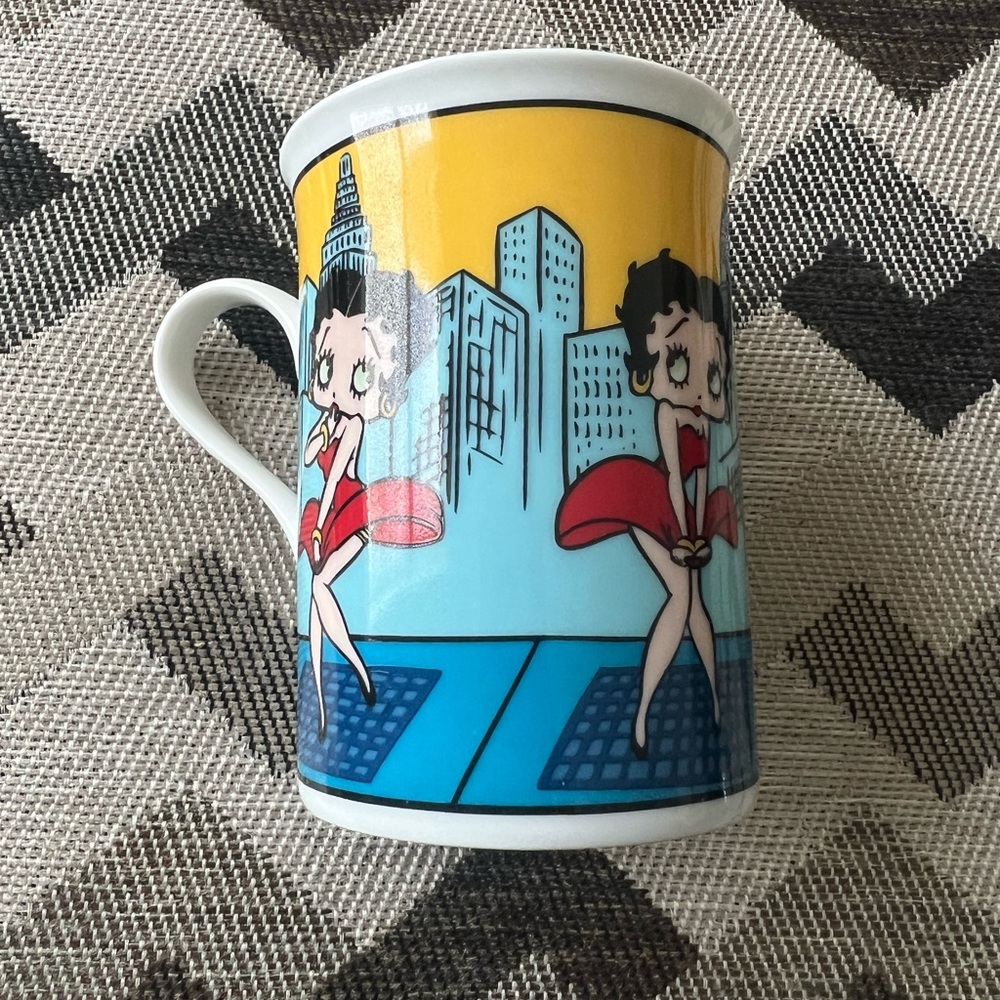 BETTY BOOP PORCELAIN COLLECTORS MUG